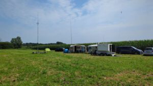 Pfadfinderplatz in Anzing, im Vordergrund der ehemalige Armeeshelter unter der Langdrahtantenne