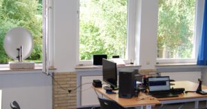 Aufgebaut: Die Station im Klassenraum der Schule mit 60-cm-Spiegel auf der Fensterbank