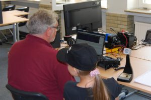 DO7NBK und DL6DBN testen die Station für den Schulkontakt zu DP0GVN in der Antarktis