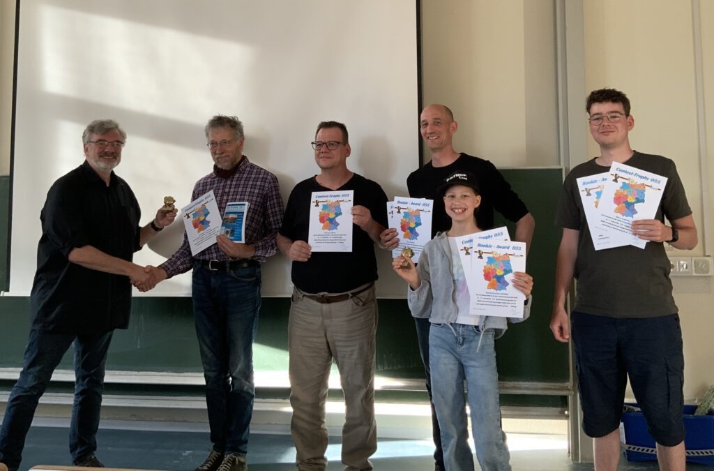 Verleihung von O55 Contest Trophy und Rookie Award im Rahmen der Mitgliederversammlung mit dem Stifter DL6DBN, Trophy-Gewinner Ludwig DL6DA, Marcus DK2SI, Lars DO5VL, Björn DJ8MW und vorne Marlene DO7NBK, der Siegerin im Rookie Award (Foto: Jochen DO2DK)
