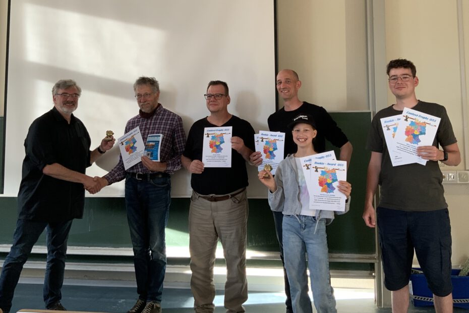 Verleihung von O55 Contest Trophy und Rookie Award im Rahmen der Mitgliederversammlung mit dem Stifter DL6DBN, Trophy-Gewinner Ludwig DL6DA, Marcus DK2SI, Lars DO5VL, Björn DJ8MW und vorne Marlene DO7NBK, der Siegerin im Rookie Award (Foto: Jochen DO2DK)